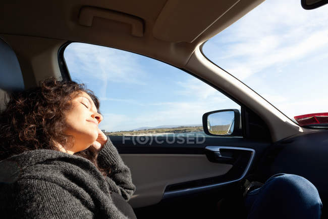 Mujer durmiendo dentro del coche, Connemara, Irlanda - foto de stock