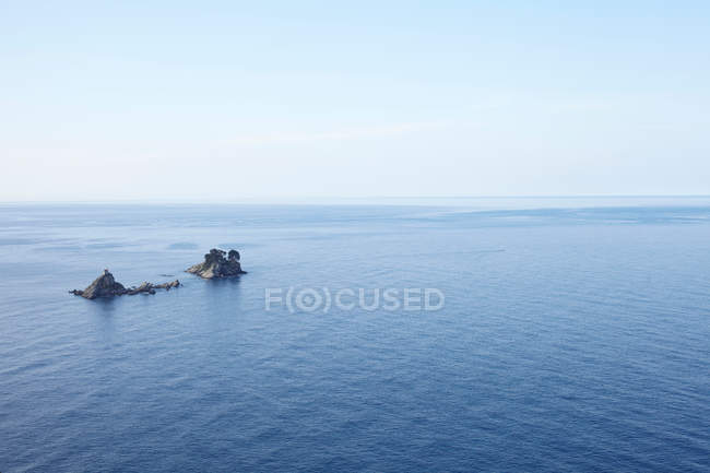 Veduta panoramica delle Rocce in acque calme — Foto stock