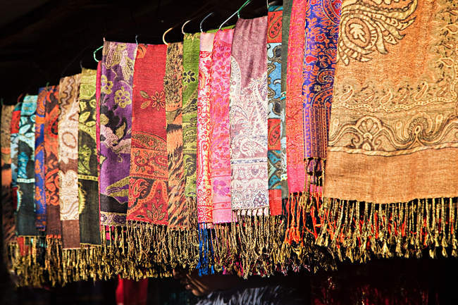 Цветные шарфы на рынке — стоковое фото