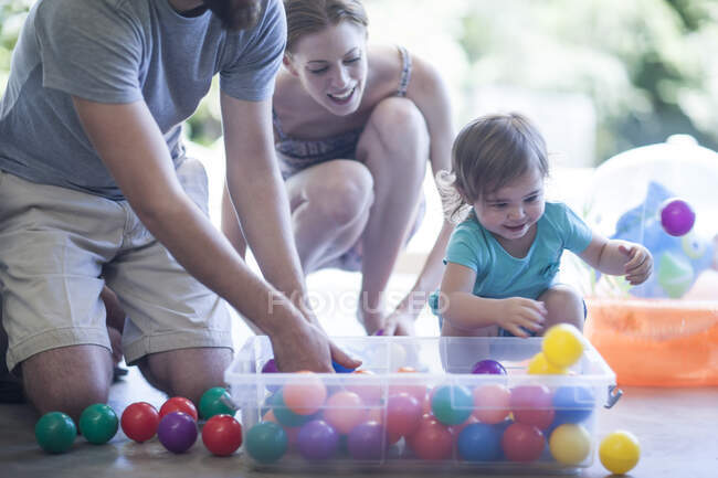 Cape Town, South Africa, family playing with balls — Stock Photo