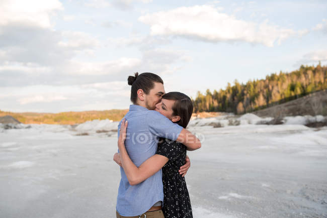 Coppia abbracci sul paesaggio innevato, Ottawa, Ontario — Foto stock