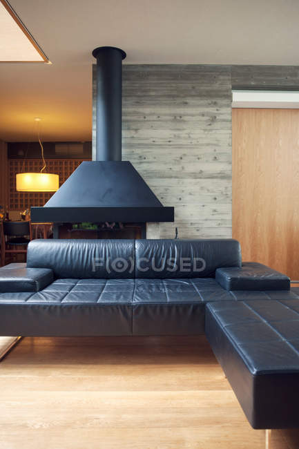 Canapé en cuir noir — Photo de stock