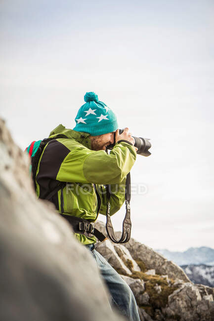 Hiker taking pictures in rural landscape — Stock Photo
