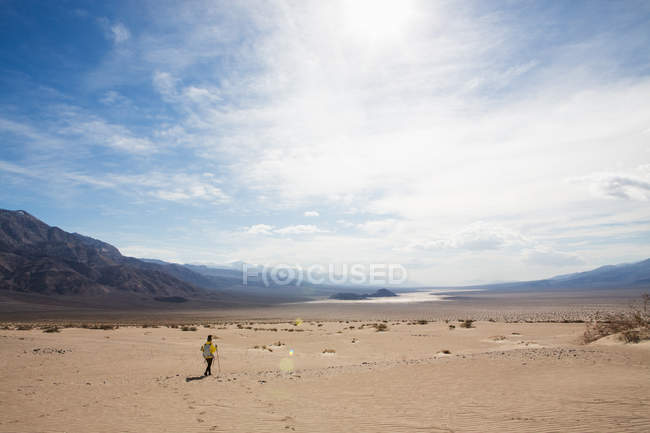 Trekker wandern im Death Valley Nationalpark, Kalifornien, uns — Stockfoto