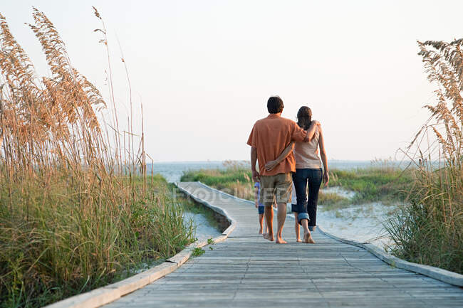 Caminhada de casal na passarela da praia — Fotografia de Stock