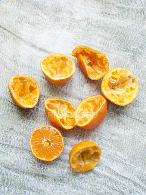 Mitades exprimidas de mandarinas, vista superior - foto de stock