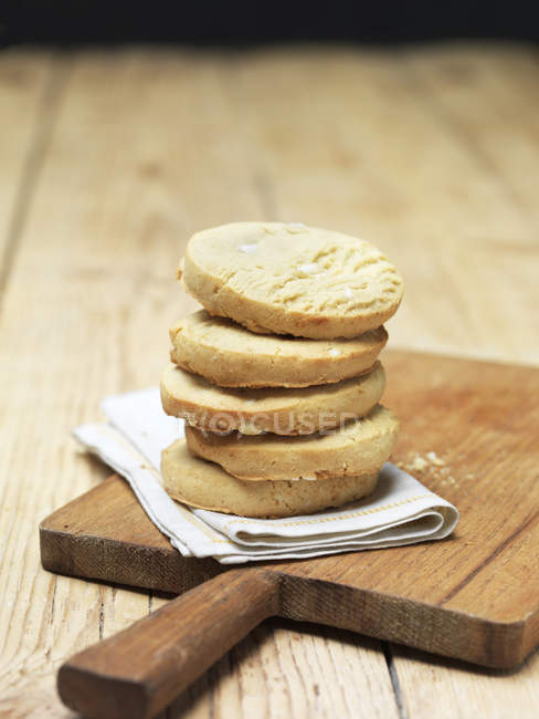 Pila di biscotti al limone su strofinaccio — Foto stock