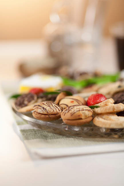 Biscuits décorés sur la table — Photo de stock