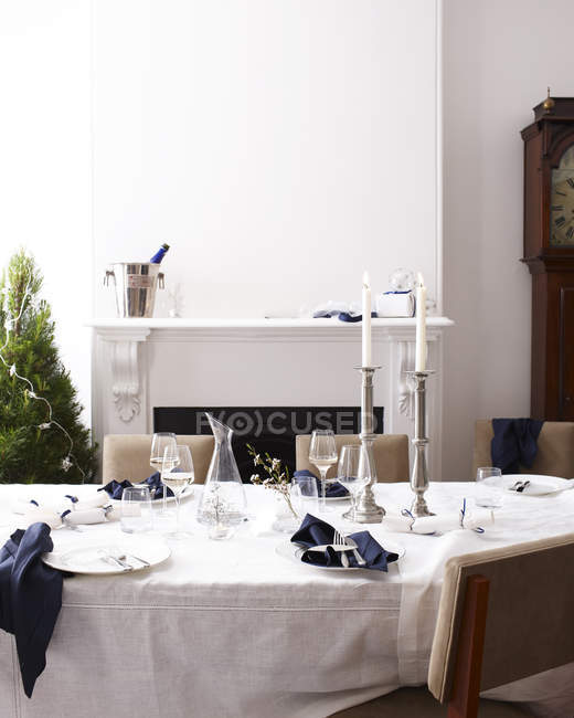 Conjunto de mesa de comedor para una elegante cena de Navidad - foto de stock