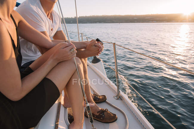 Coppia godendo la vista sulla barca a vela, San Diego Bay, California, Stati Uniti d'America — Foto stock