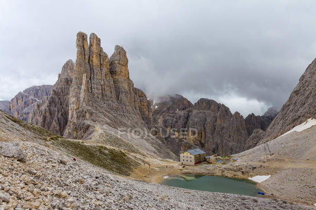 Construção industrial e lago no vale, Dolomites, Itália — Fotografia de Stock