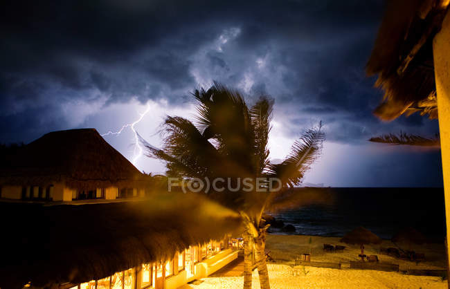 Vista panorâmica da tempestade à noite, Tulum, México — Fotografia de Stock
