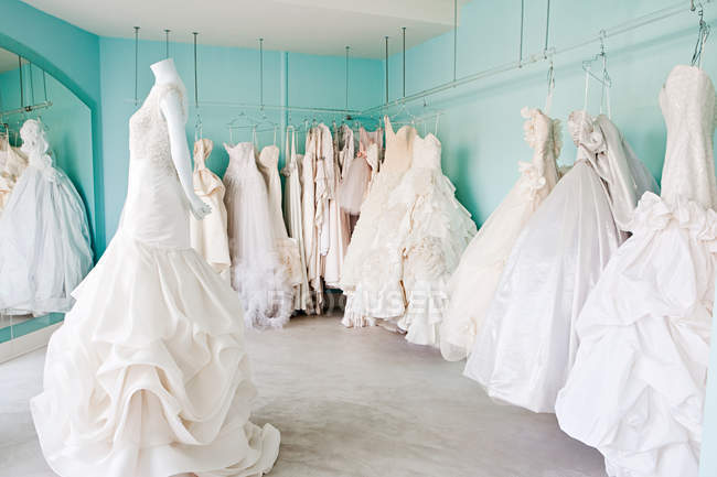 Vestidos de novia en boutique - foto de stock