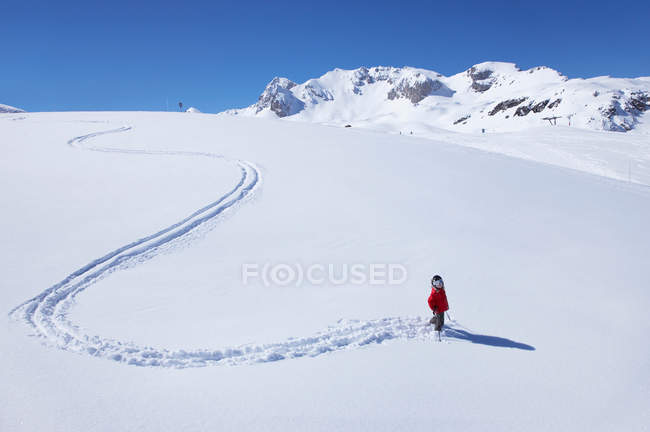 Ragazzina sciare in montagna — Foto stock