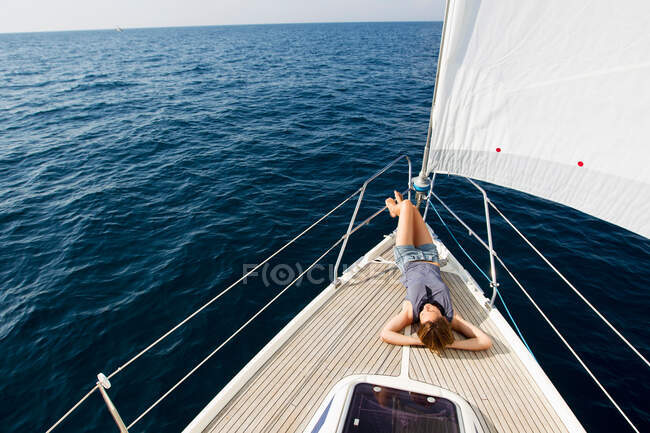 Vista aérea de la mujer acostada en el barco - foto de stock