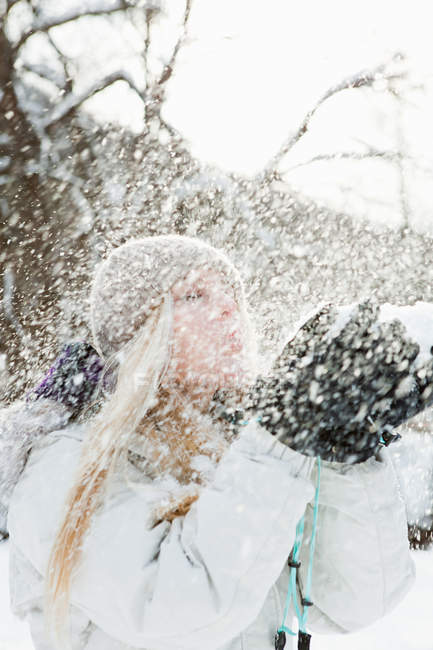 Mitte erwachsene Frau spielt im Schnee — Stockfoto