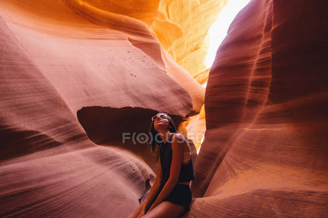 Mulher olhando para a luz solar na caverna, Antelope Canyon, Página, Arizona, EUA — Fotografia de Stock