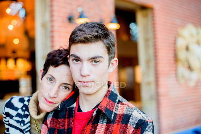 Teenager Junge mit stilvoller Mutter — Stockfoto
