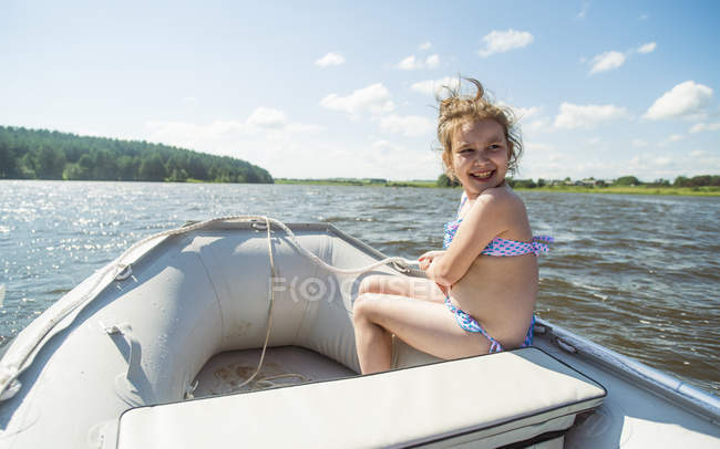 Menina em um bote, Rio Rezh, Oblast de Sverdlovsk, Rússia — Fotografia de Stock