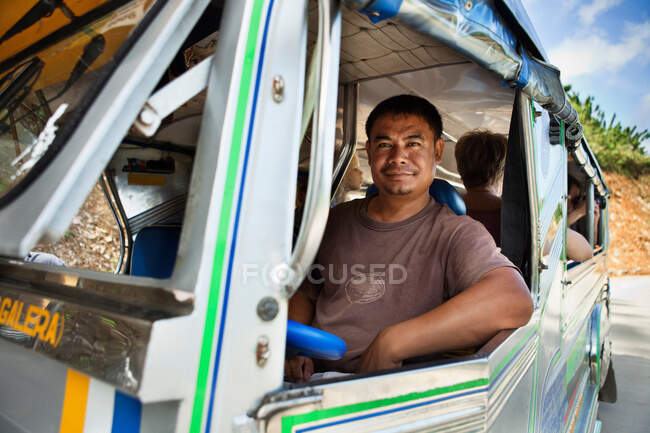 Motorista de ônibus sorrindo na janela — Fotografia de Stock