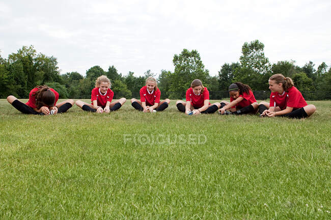 Jogadores de futebol menina em campo — Fotografia de Stock