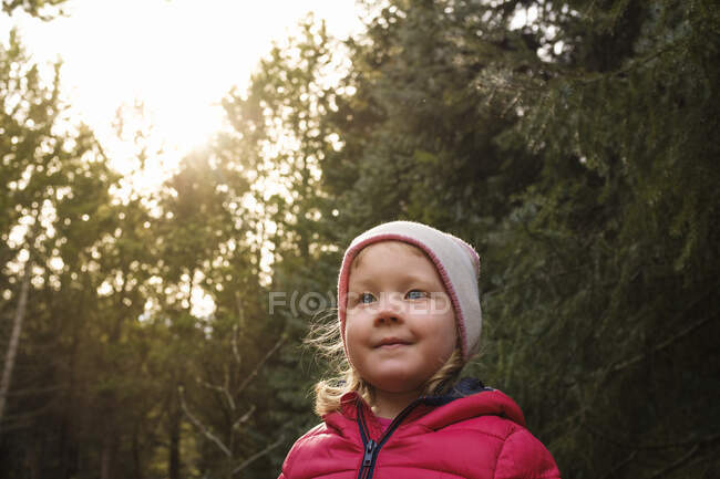 Portrait of young girl in forest, smiling — Stock Photo