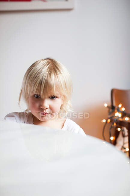 Menina dia sonhando à mesa — Fotografia de Stock