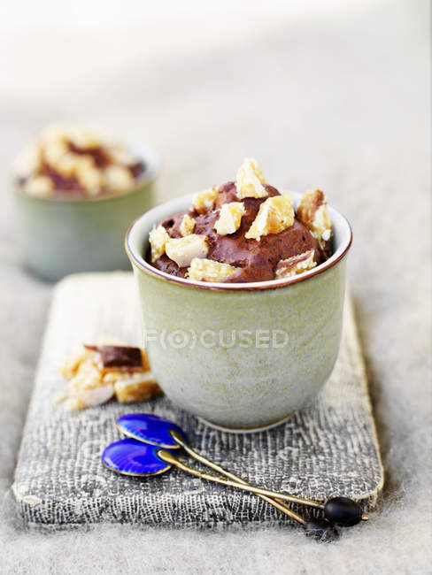 Tasse de pudding au chocolat avec garniture — Photo de stock