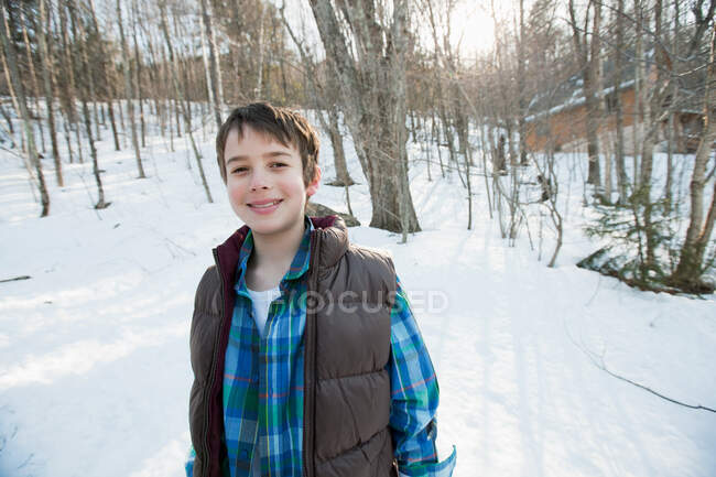 Мальчик в снегу, портрет — стоковое фото
