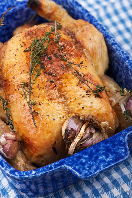 Dish of roast chicken with onions and herbs — Stock Photo