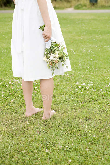 Sposa in piedi su erba — Foto stock
