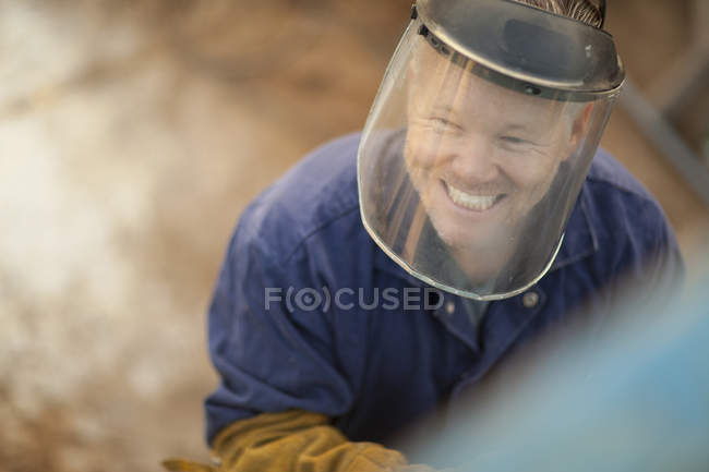 Retrato de homem usando máscara de solda sorrindo — Fotografia de Stock