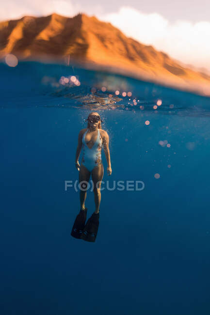 Donna che indossa pinne nuotare sott'acqua, Oahu, Hawaii, Stati Uniti d'America — Foto stock
