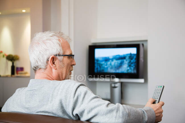 Зріла людина дивитися телебачення — стокове фото