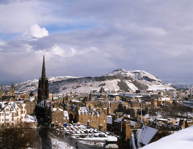 Edimburgo Ciudad Vieja vista desde el Castillo de Edimburgo, Escocia - foto de stock