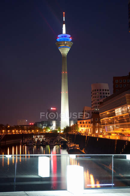 Vue lointaine du Rheinturm, Düsseldorf, Allemagne — Photo de stock