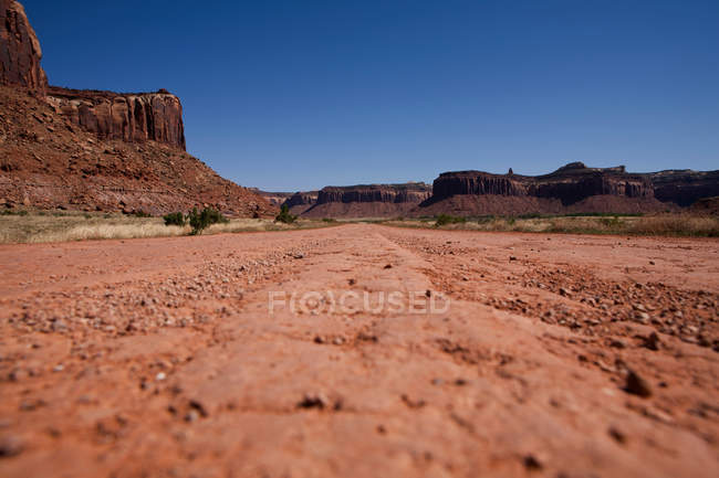 Feldweg und Felsformationen — Stockfoto