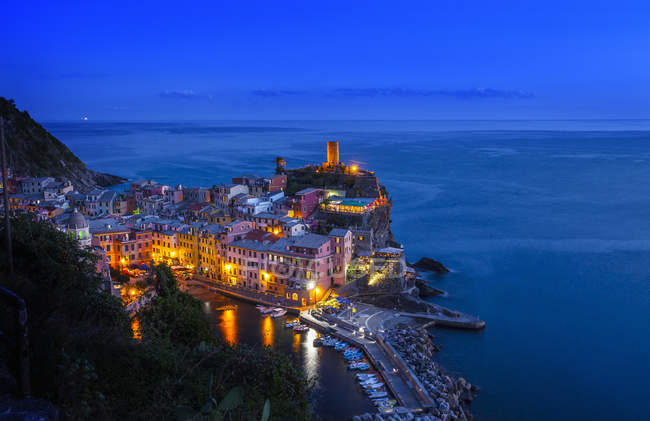 Vue en angle élevé de Vernazza et la côte la nuit, Italie — Photo de stock