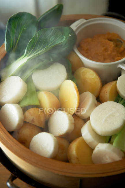 Bol de légumes cuits à la vapeur et pak choy — Photo de stock