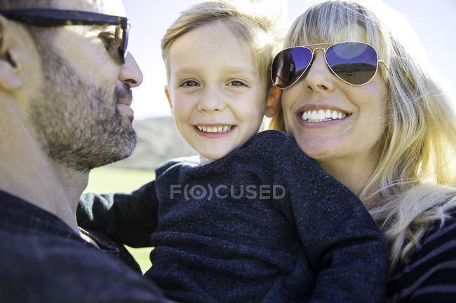 Parents et garçon profitant de la journée en plein air — Photo de stock