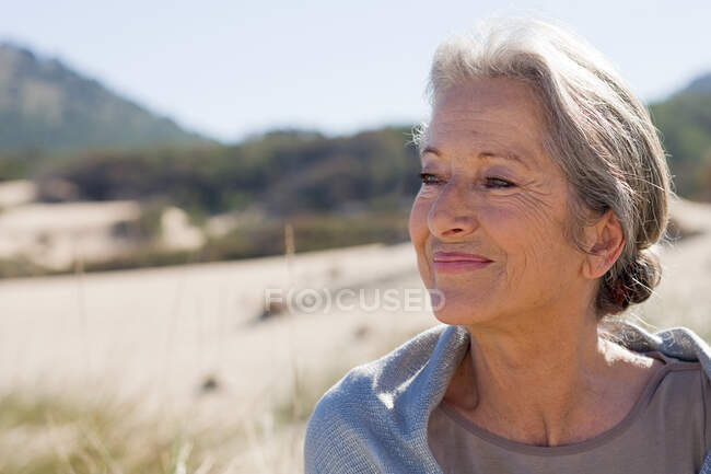 Heiter wirkende Seniorin — Stockfoto