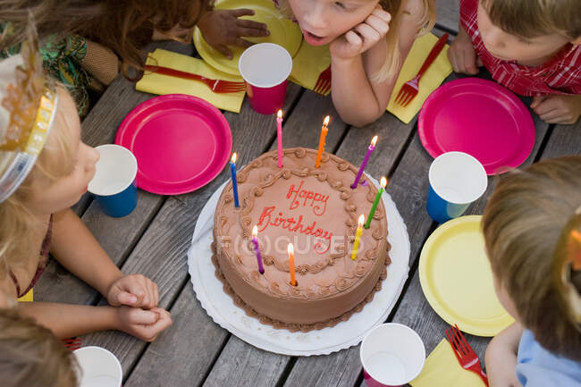 Kinder rund um Geburtstagstorte — Stockfoto