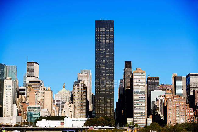 Сонце освітлювало Манхеттенські хмарочоси на чистому небі — стокове фото