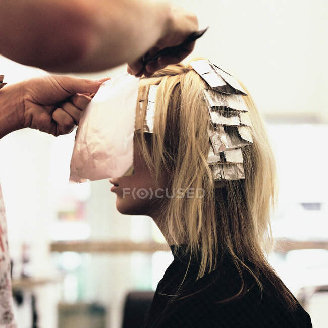 Mulher sentada em cabeleireiros — Fotografia de Stock