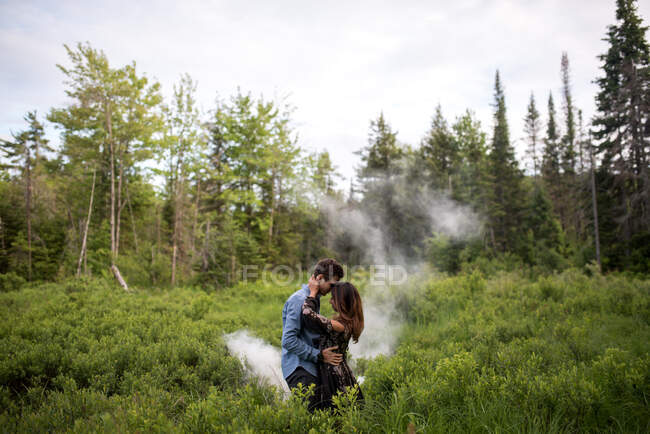 Пара объятий на травяном поле, Оттава, Онтарио — стоковое фото