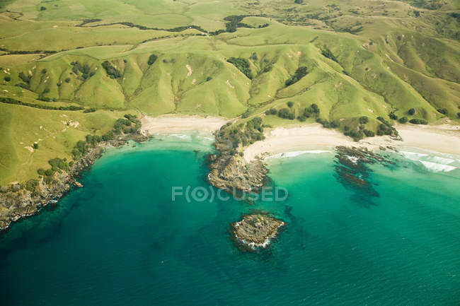 Зеленое побережье с серфингом — стоковое фото