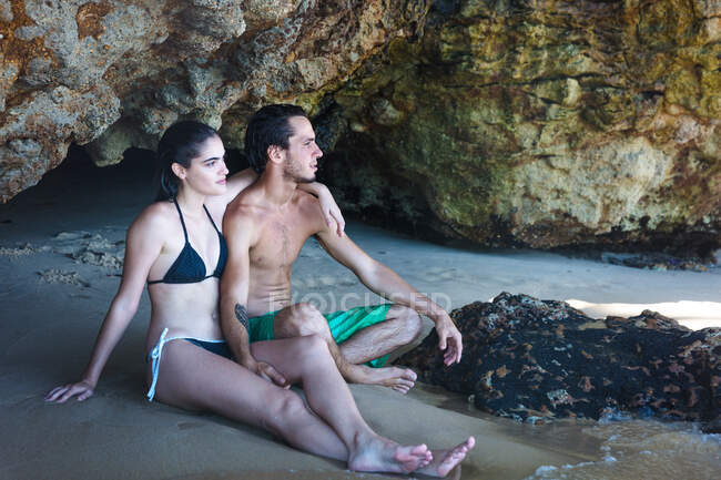 Jeune couple donnant sur la grotte de la plage, Taiba, Ceara, Brésil — Photo de stock