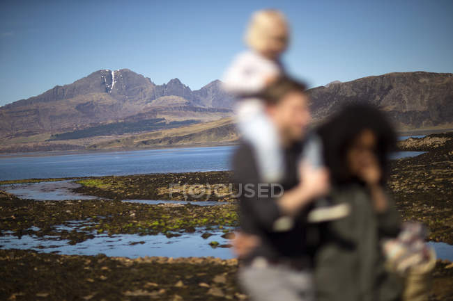 Familie bei loch eishort, isle of skye, hebrides, scotland — Stockfoto
