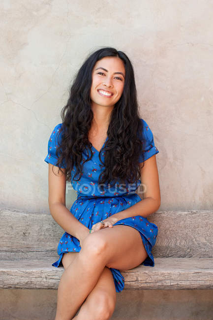 Портрет молодої жінки в синій сукні — стокове фото
