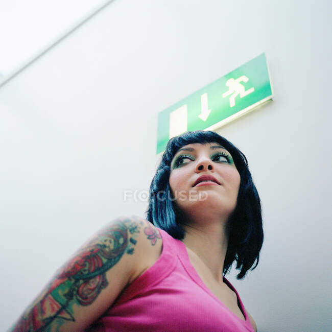 Mujer con brazo tatuado - foto de stock